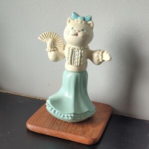 Vintage Avon 1976 Felina Fluffles With Pink & Pretty Cologne In Collector Bottle